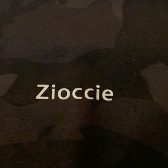 Zioccie Women's Black/Gray Camo Compression Yoga Legging Shorts M NWT - Picture 3 of 9